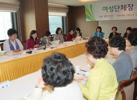 김정숙 회장, 여성단체장 간담회 참석